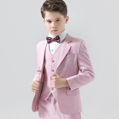  Le costume rose de mariage pour enfant : une tendance estivale audacieuse et élégante