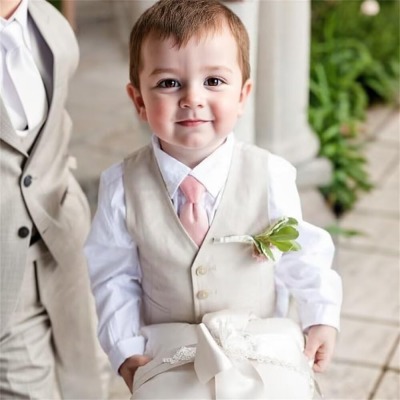 Comment habiller un petit garçon pour un mariage champêtre : style chic et naturel
